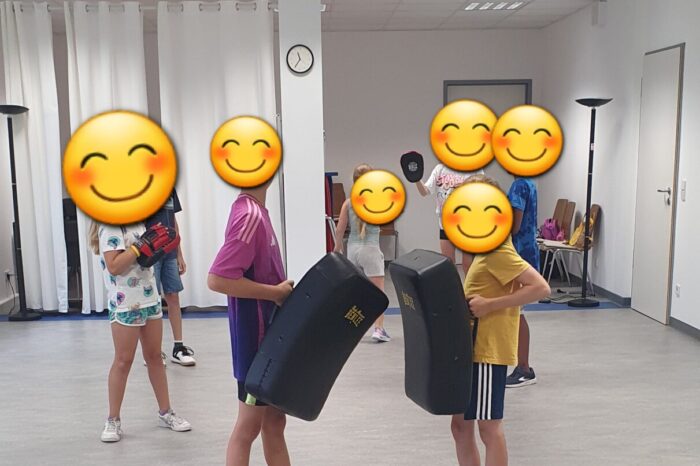 Kinder die Selbstverteidigung mit Schlagpads lernen