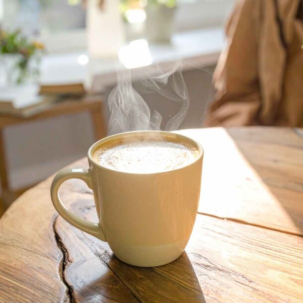 Tasse Kaffee auf dem Tisch