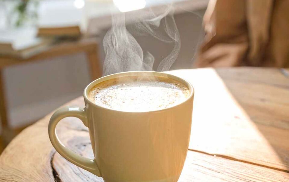 Tasse Kaffee auf dem Tisch