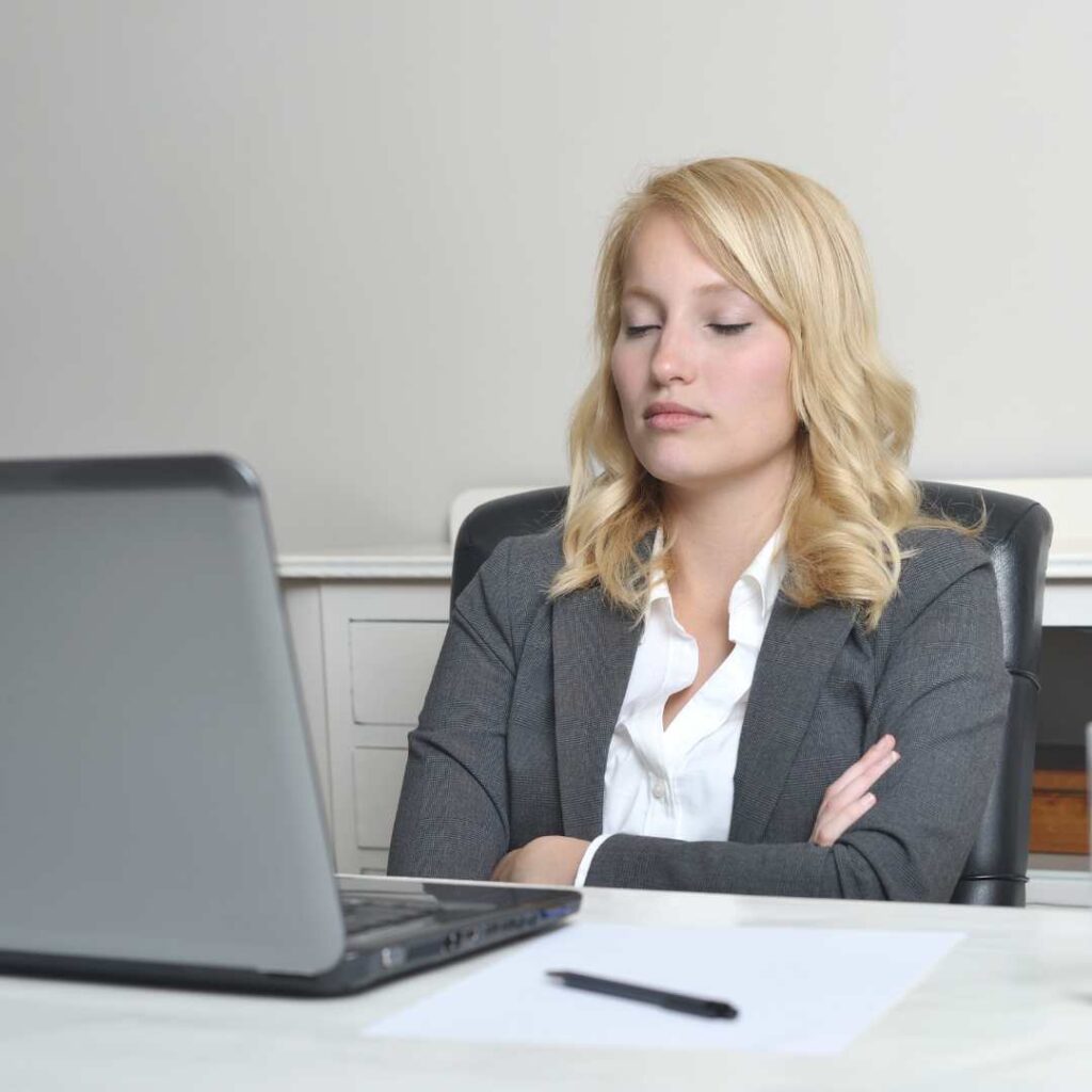 Frau übt schnelle Entspannung im Alltag mit Atemtechnik